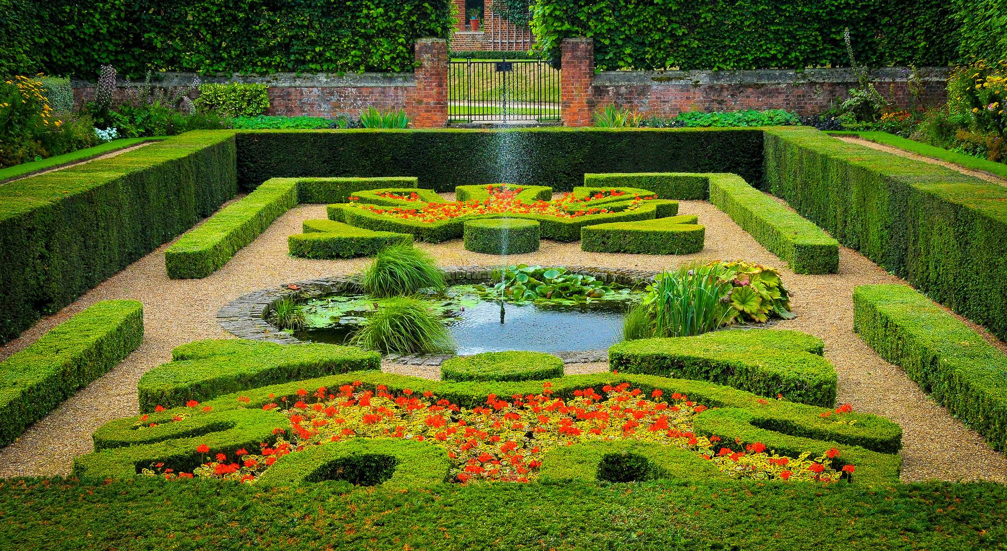 Hampton Court Palace Garden Festival 2021 - London Airport Transfers